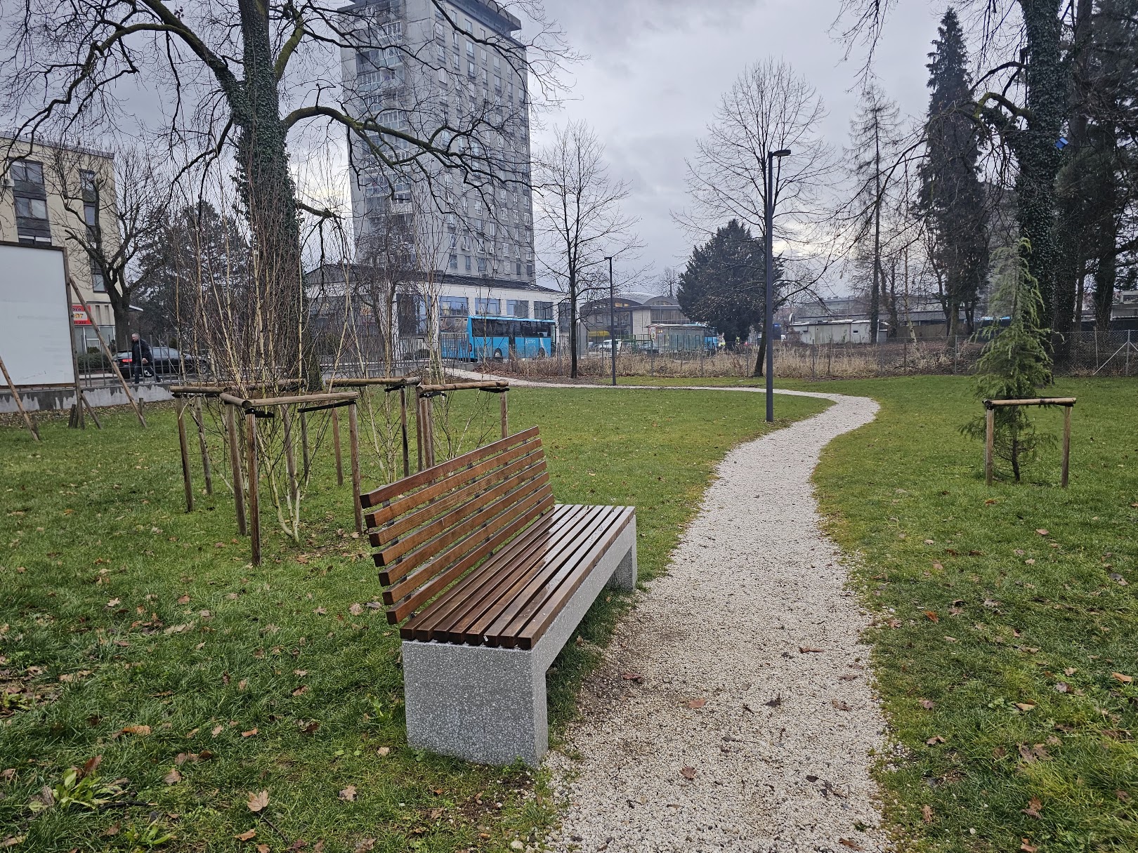 Park Janeza Bleiweisa v Kranju z urejeno potjo, klopmi in razsvetljavo